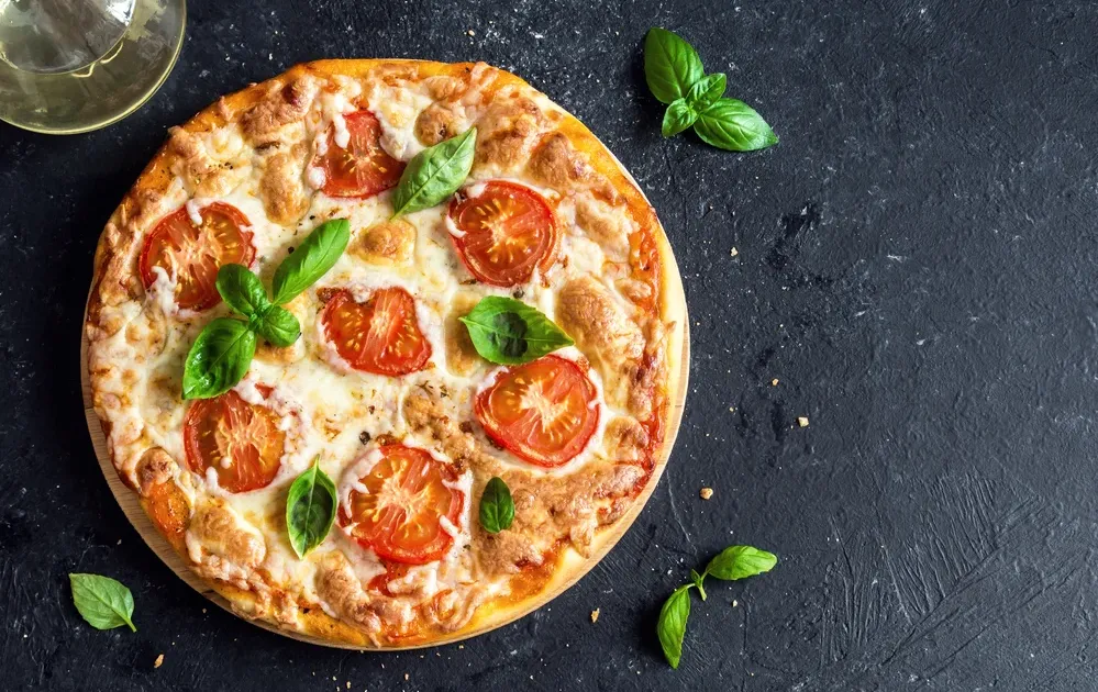 האם מותר לאכול פיצה עם טונה?