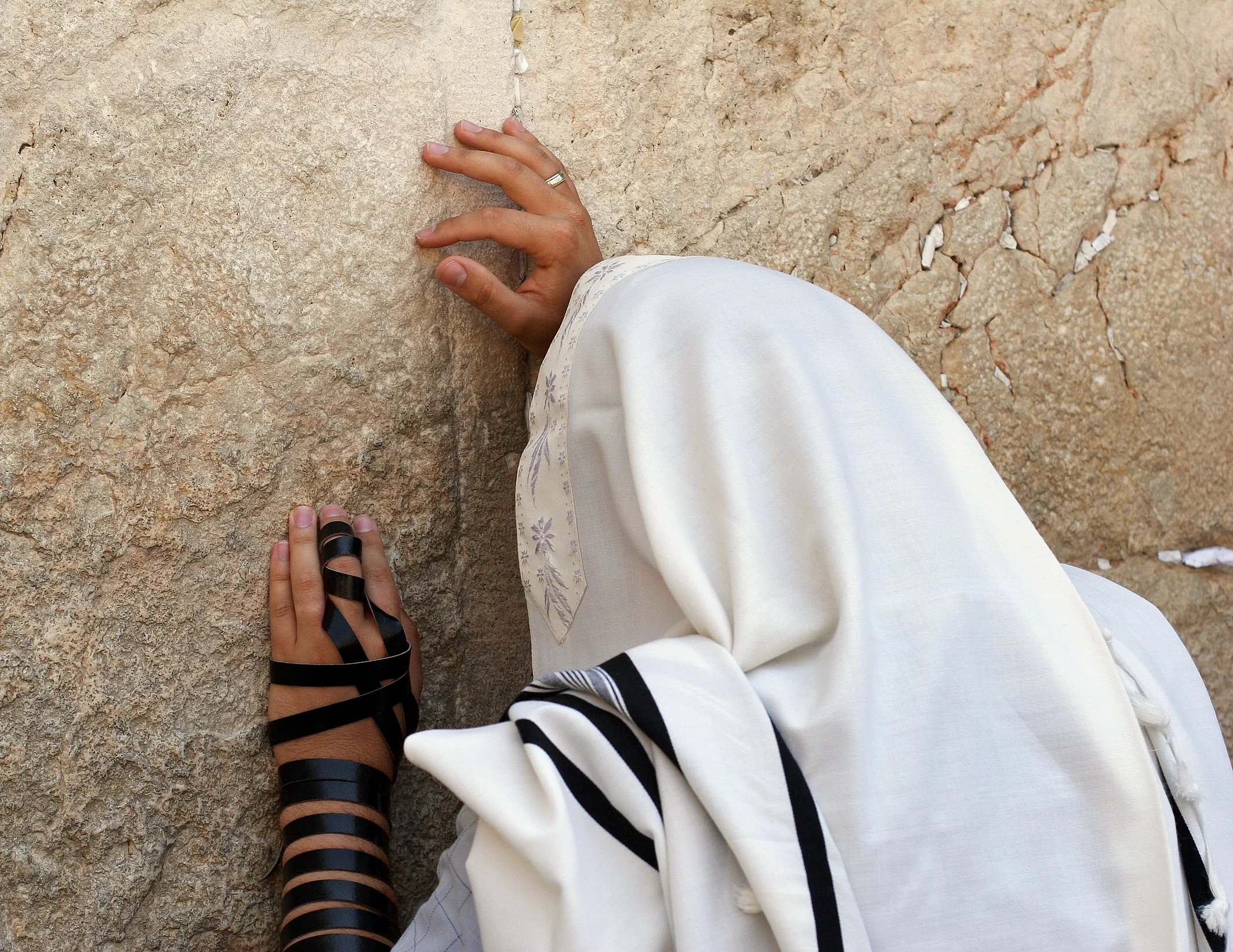 האם מותר לעשן סיגריה עם תפילין?