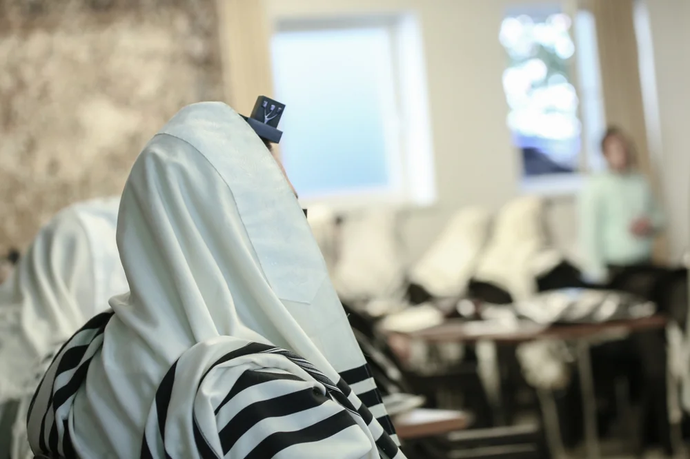 האם מותר לאכול עם תפילין?