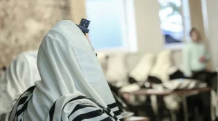 האם מותר לאכול עם תפילין?