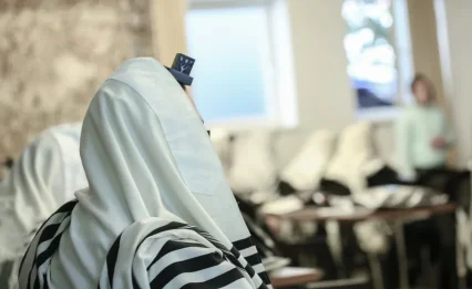 האם מותר לאכול עם תפילין?