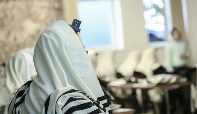 האם מותר לאכול עם תפילין?