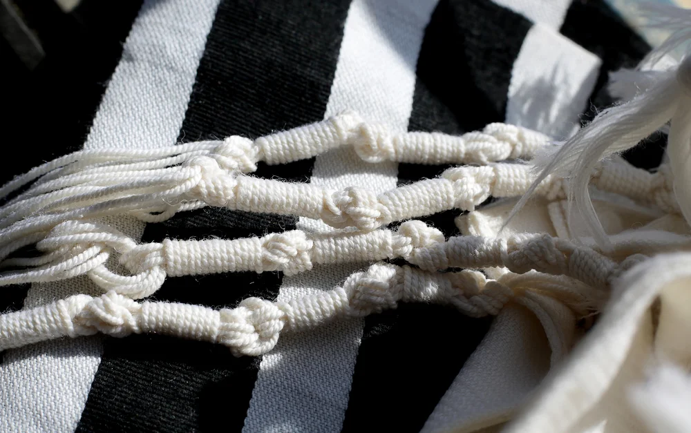 האם צריך לשים את הציציות בחוץ? האם צריך לשים את הציציות בחוץ?