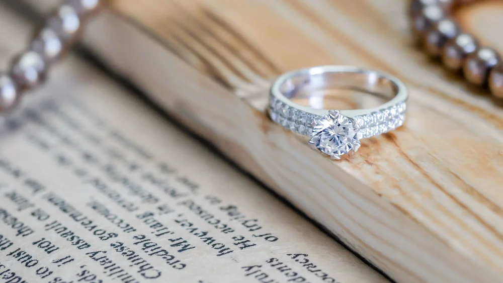 האם אסור ליטול ידיים עם טבעת?