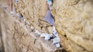 האם פתק בכותל המערבי באמת עוזר?