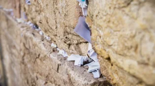 האם פתק בכותל המערבי באמת עוזר?