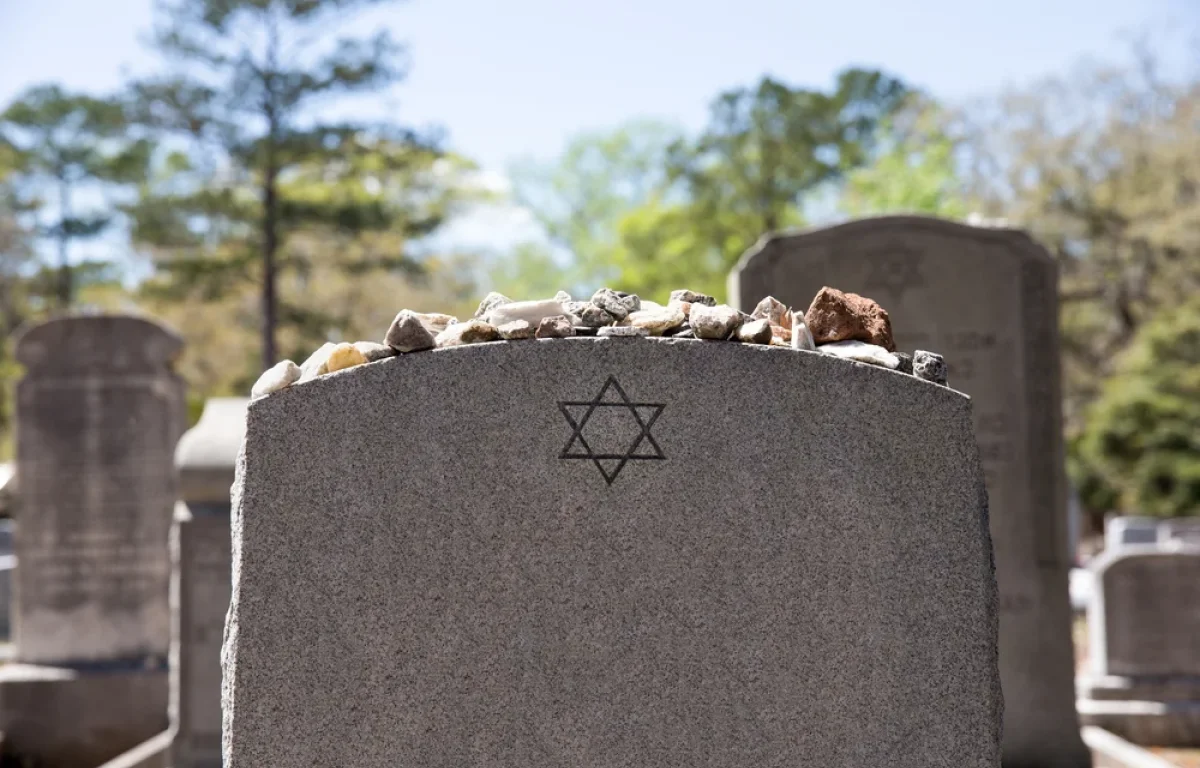 האם מותר לנשק את המת?