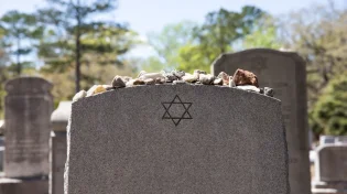 האם מותר לנשק את המת?
