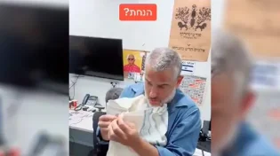לא מוותר: מתי ינון מגל מקפל את התפילין והטלית?