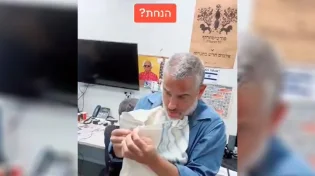 לא מוותר: מתי ינון מגל מקפל את התפילין והטלית?