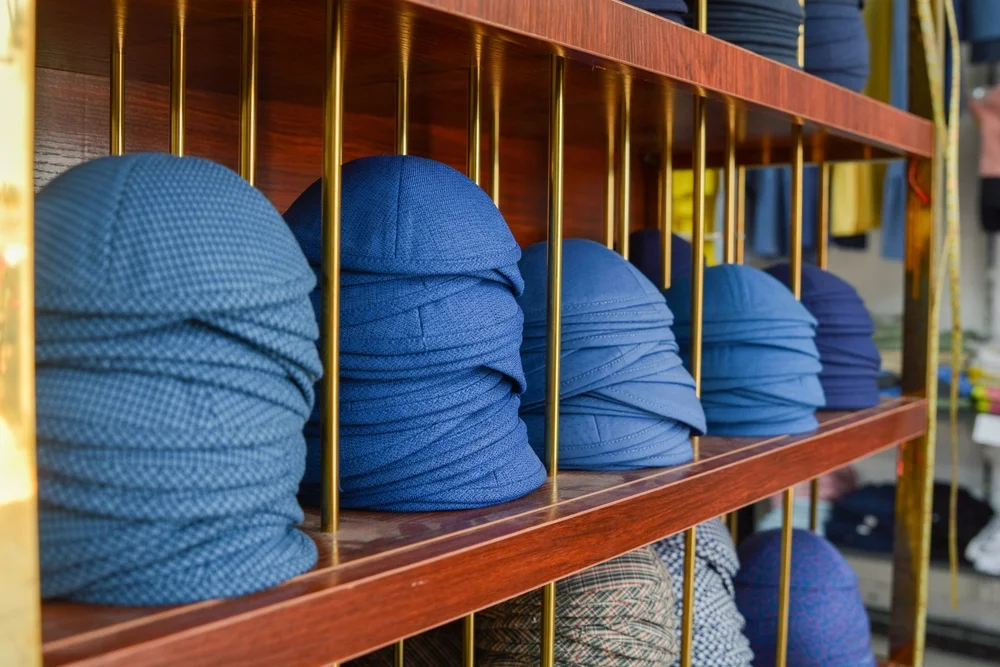 האם חייב לברך עם כיפה על הראש?