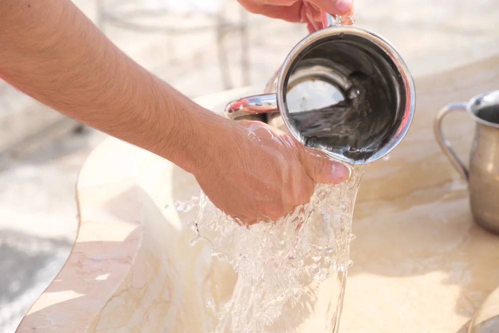 האם מותר ללכת לשירותים בבוקר לפני נטילת ידיים? האם מותר ללכת לשירותים בבוקר לפני נטילת ידיים?