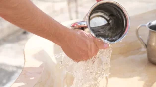 האם מותר ללכת לשירותים בבוקר לפני נטילת ידיים?