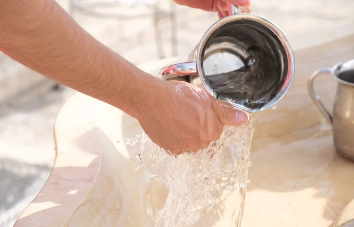 האם מותר ללכת לשירותים בבוקר לפני נטילת ידיים?