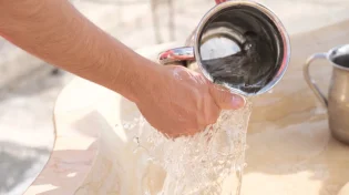 האם מותר ללכת לשירותים בבוקר לפני נטילת ידיים?