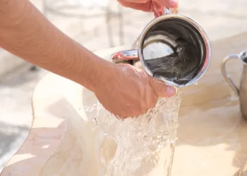 האם מותר ללכת לשירותים בבוקר לפני נטילת ידיים?