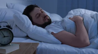 האם מותר לישון על הבטן?