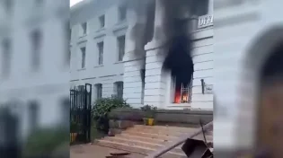 המהומות בקניה: המפגינים שרפו את הפרלמנט