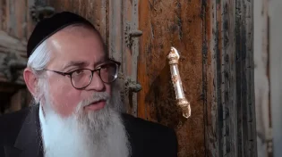 המקובל הרב יוסף ביטון: "תבדקו עכשיו את המזוזות"