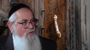 המקובל הרב יוסף ביטון: "תבדקו עכשיו את המזוזות"