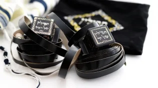 האם מותר להניח תפילין עם שעון?