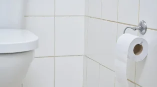 האם מותר להתכתב בוואטסאפ בשירותים?