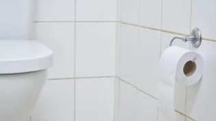 האם מותר להתכתב בוואטסאפ בשירותים?