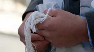 האם מותר לזרוק ציציות פסולות?