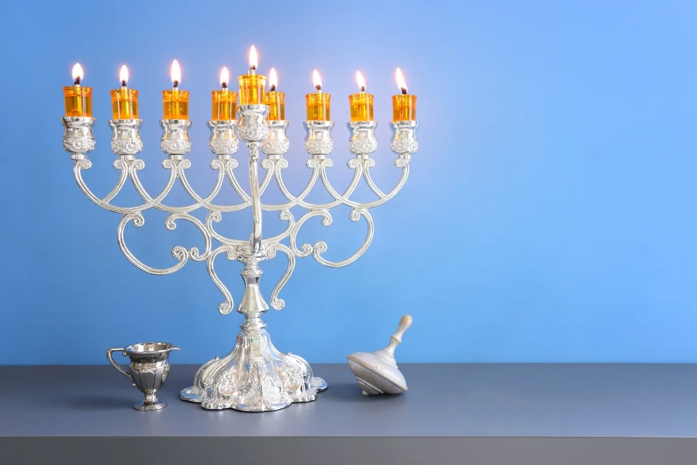 האם מותר לזרוק חנוכיה לפח?