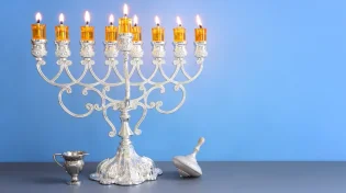 האם מותר לזרוק חנוכיה לפח?