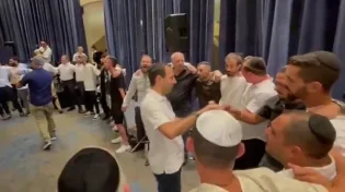 "לא אירא רע": ניצולי נובה בשירה מצמררת עם יונתן רזאל