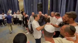 "לא אירא רע": ניצולי נובה בשירה מצמררת עם יונתן רזאל