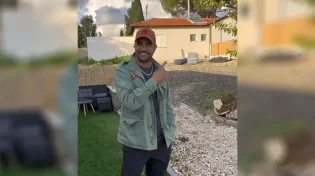 חוש מוזיקלי מדהים: הזמר המפורסם שלוחש לציפורים