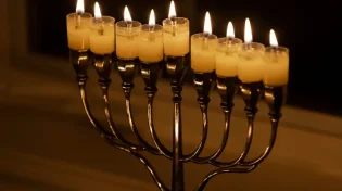 האם מותר לזרוק נרות חנוכה לפח?