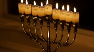 האם מותר לזרוק נרות חנוכה לפח?