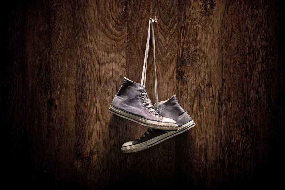 האם מותר לזרוק נעלים? האם מותר לזרוק נעלים?