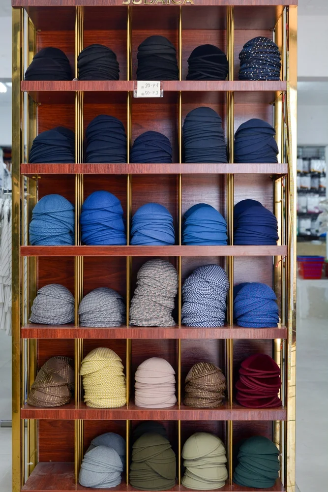 האם מותר לזרוק כיפה ישנה לפח? האם מותר לזרוק כיפה ישנה לפח?