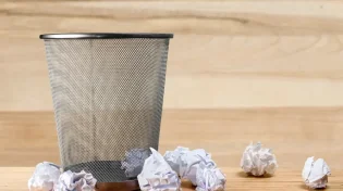 האם מותר לזרוק דפים שכתוב עליהם בס"ד?