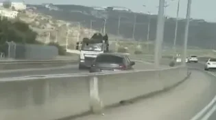 צפו: נוסע ללא הפרעה נגד כיוון התנועה