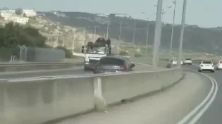 צפו: נוסע ללא הפרעה נגד כיוון התנועה