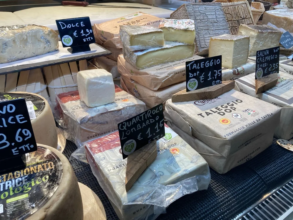 האם מותר לאכול גבינות בחו"ל?