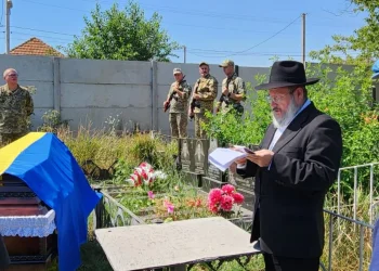 בלוויה מצומצת במיקולאייב: גפיו של הלוחם היהודי הובאו למנוחות