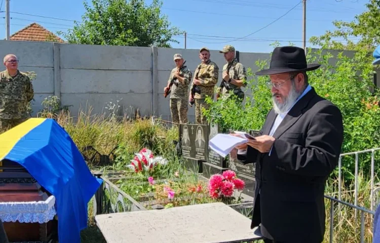 בלוויה מצומצת במיקולאייב: גפיו של הלוחם היהודי הובאו למנוחות