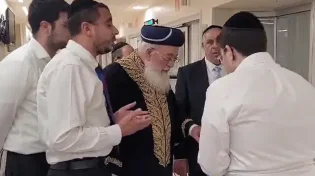 תיעוד: הגרש"מ עמאר בתפילה לרפואת רבה של באר שבע