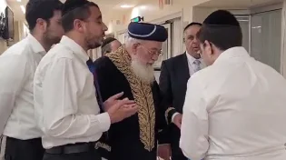 תיעוד: הגרש"מ עמאר בתפילה לרפואת רבה של באר שבע