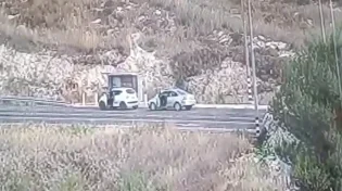 תיעוד דרמטי: הפלסטיני נתקע ברכב ושודד אותו