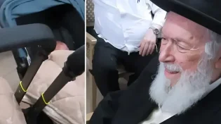 צדיק גוזר: הרב עם התאומות שנולדו בזכות ברכתו