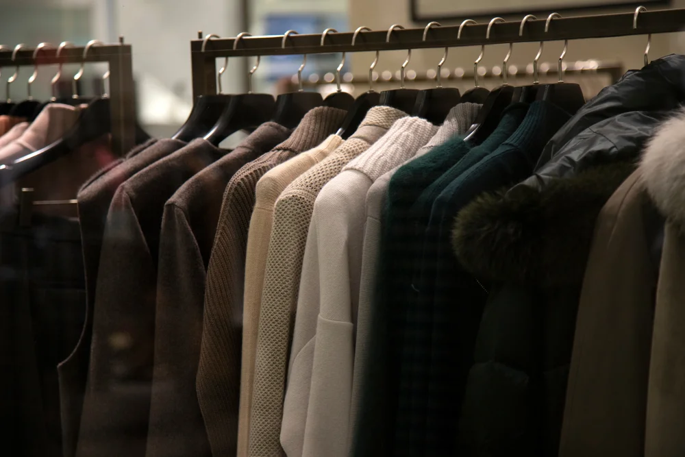 האם מותר לקנות בגדים בשלושת השבועות?