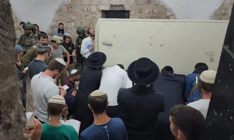 המונים פקדו את קבר יוסף בשכם: תפילות להחזרת החטופים ולניצחון צה"ל המונים פקדו את קבר יוסף בשכם: תפילות להחזרת החטופים ולניצחון צה"ל