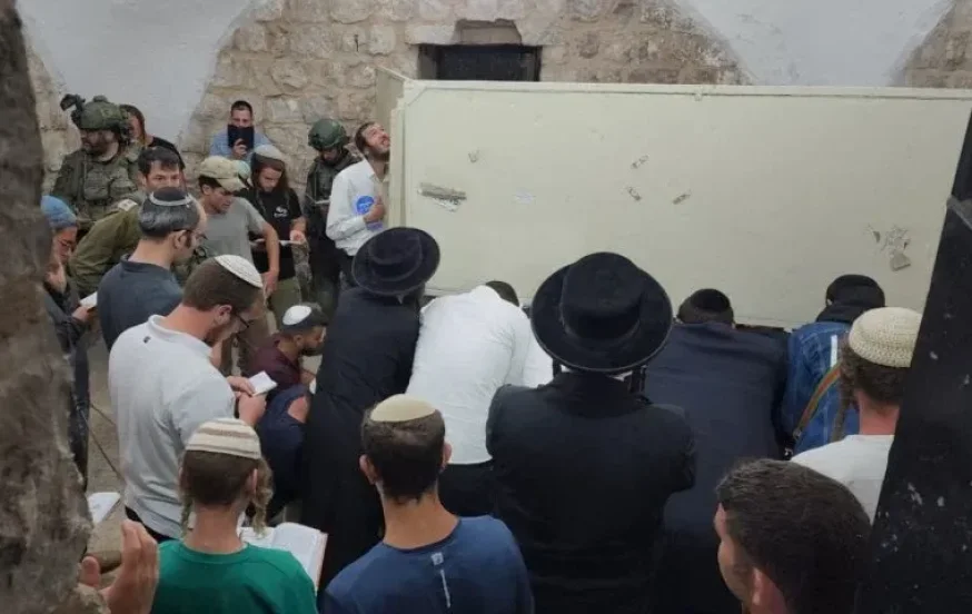 המונים פקדו את קבר יוסף בשכם: תפילות להחזרת החטופים ולניצחון צה"ל המונים פקדו את קבר יוסף בשכם: תפילות להחזרת החטופים ולניצחון צה"ל